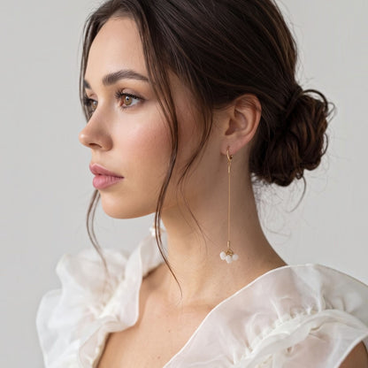 Boucles Rose, boucles d'oreilles longues en nacre portées en chignon — bijou couture cérémonie — Les Majestés