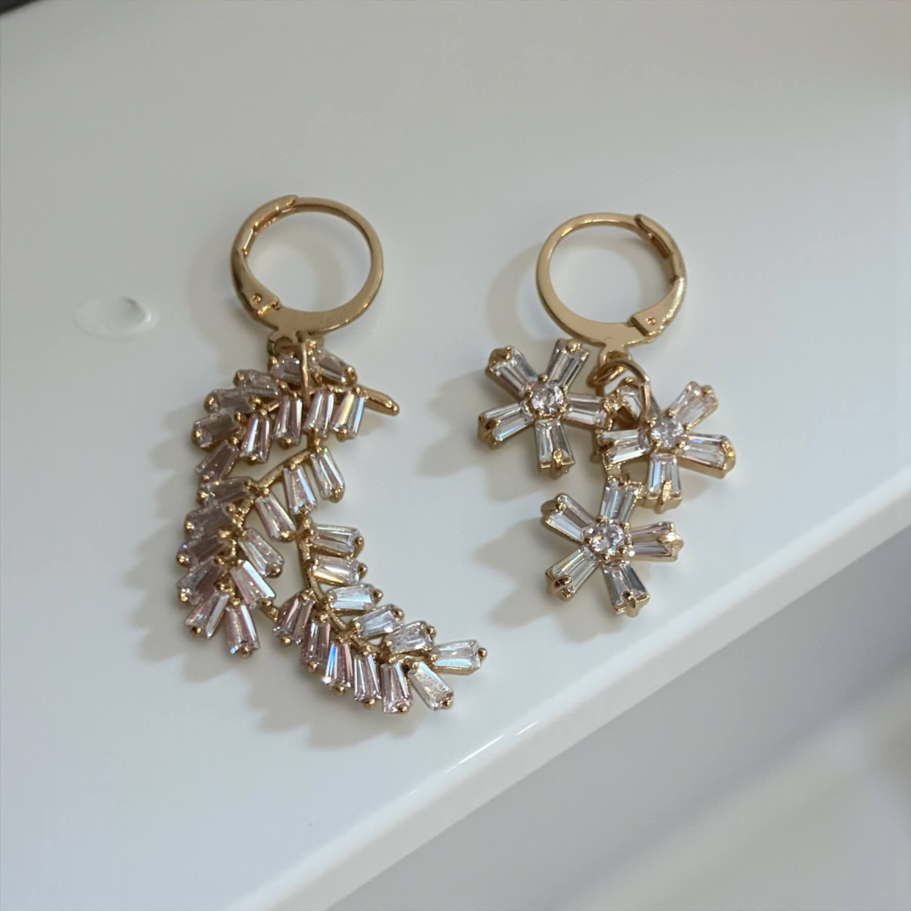Boucle solo Guillemette — Boucle d'oreille unique zircons floraux — Bijou couture mariage artisanal — Les Majestés