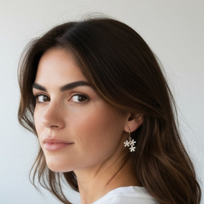 Boucle solo Guillemette — Boucle d'oreille unique zircons floraux — Bijou couture mariage artisanal — Vue portée — Les Majestés