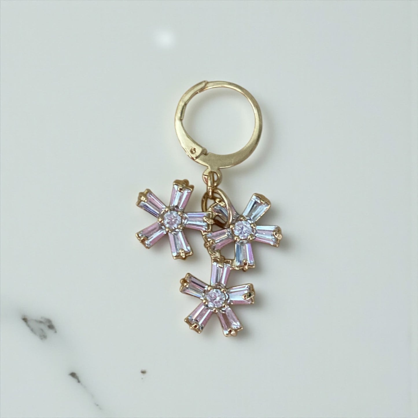 Boucle solo Guillemette — Boucle d'oreille unique zircons floraux — Bijou couture mariage artisanal — Les Majestés