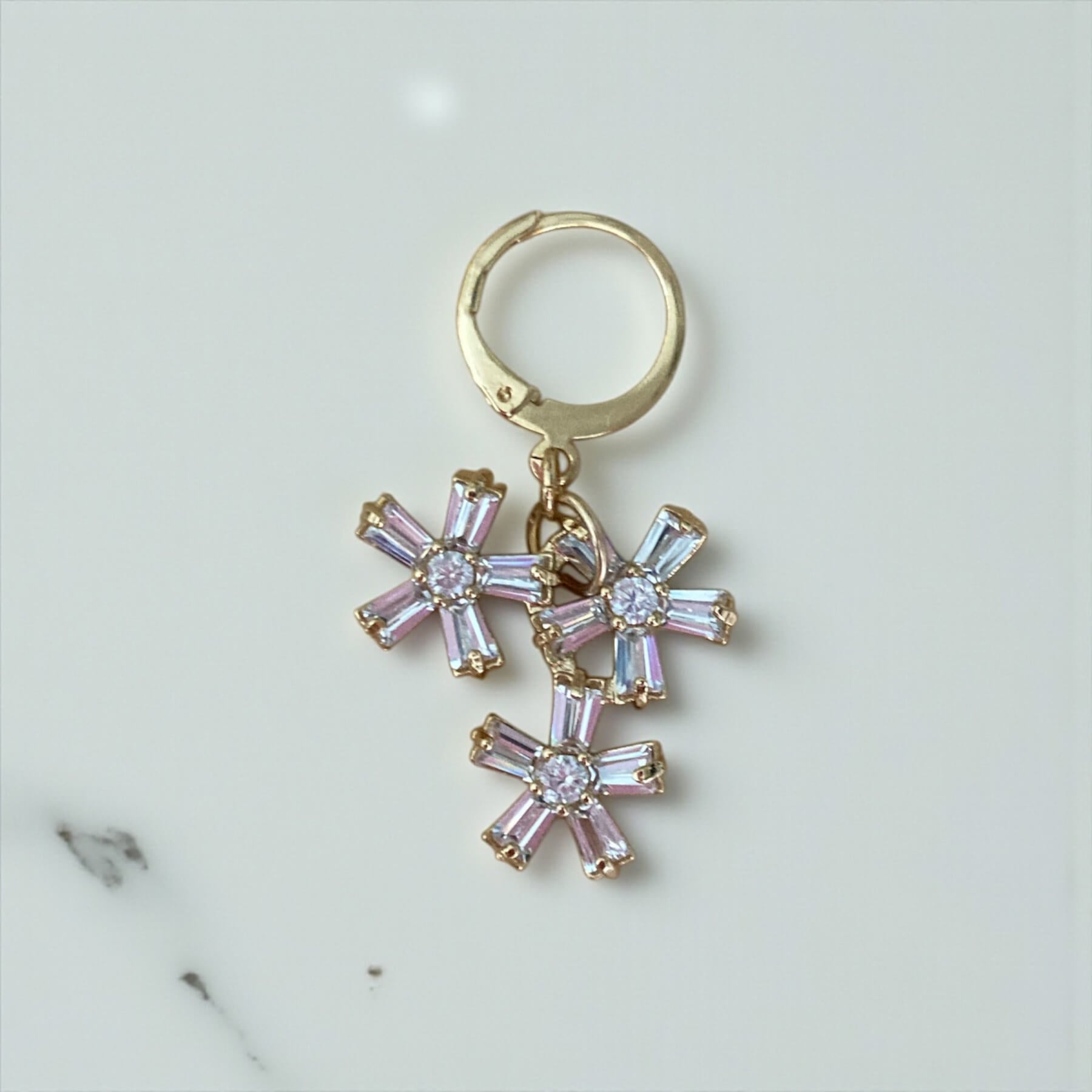 Boucle solo Guillemette — Boucle d'oreille unique zircons floraux — Bijou couture mariage artisanal — Les Majestés