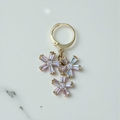 Boucle solo Guillemette — Boucle d'oreille unique zircons floraux — Bijou couture mariage artisanal — Les Majestés