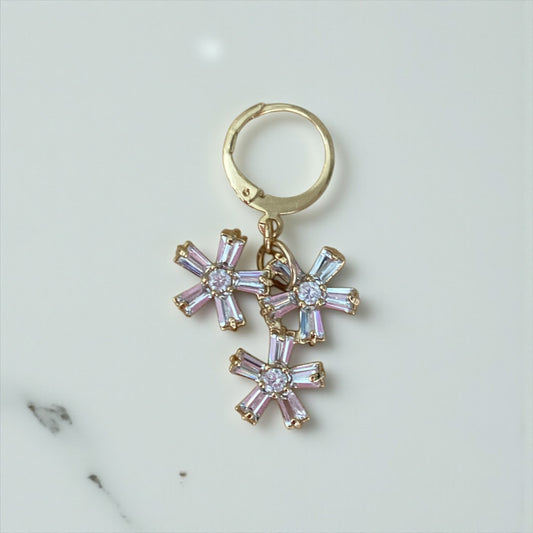 Boucle solo Guillemette — Boucle d'oreille unique zircons floraux — Bijou couture mariage artisanal — Les Majestés
