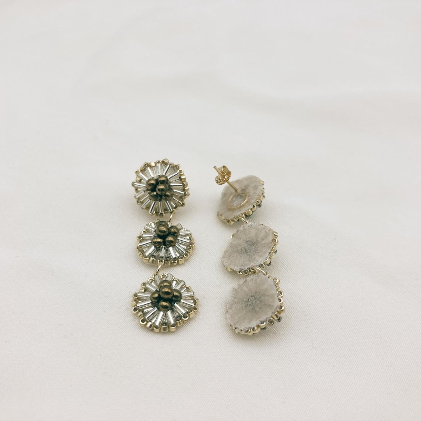 Boucles Yvonne — Boucles d'oreilles triple médaillon brodé — bijou mariage couture artisanal — Les Majestés