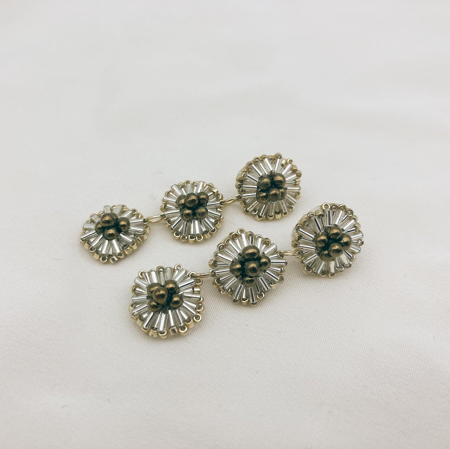 Boucles Yvonne — Boucles d'oreilles triple médaillon brodé — bijou mariage couture artisanal — Les Majestés
