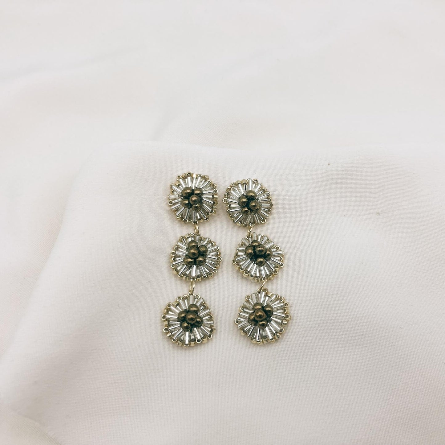 Boucles Yvonne — Boucles d'oreilles triple médaillon brodé — bijou mariage couture artisanal — Les Majestés