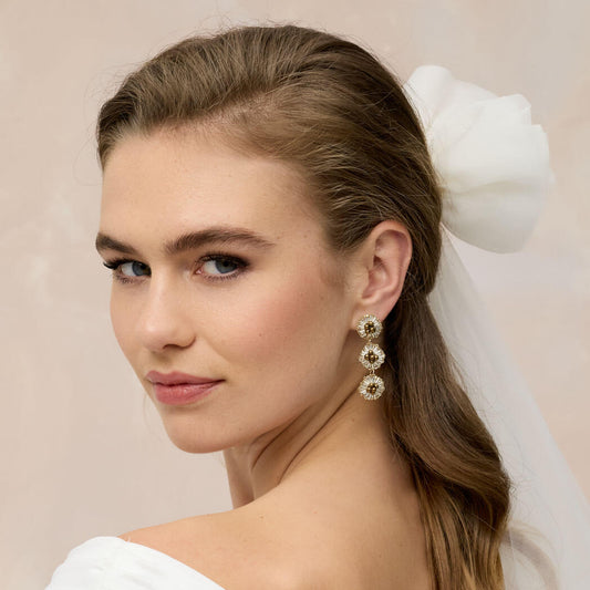 Boucles Yvonne — Boucles d'oreilles triple médaillon brodé — bijou mariage couture artisanal — Vue portée — Les Majestés