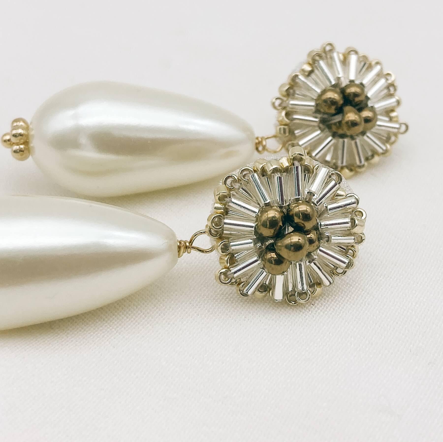 Boucles Yvonne perle — Boucles d'oreilles médaillon brodé et perle goutte — Bijoux Mariée Couture artisanal — Vue détail — Les Majestés