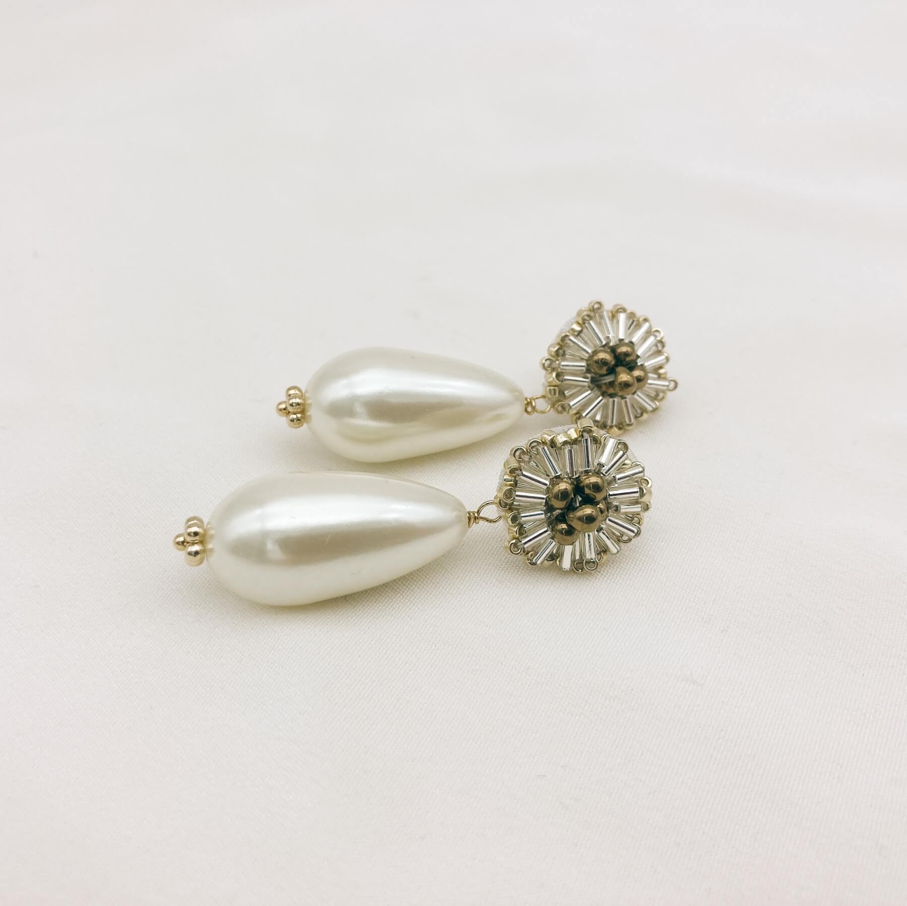 Boucles Yvonne perle — Boucles d'oreilles médaillon brodé et perle goutte — Bijoux Mariée Couture artisanal — Les Majestés