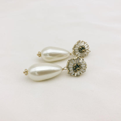 Boucles Yvonne perle — Boucles d'oreilles médaillon brodé et perle goutte — Bijoux Mariée Couture artisanal — Les Majestés
