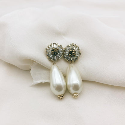 Boucles Yvonne perle — Boucles d'oreilles médaillon brodé et perle goutte — Bijoux Mariée Couture artisanal — Les Majestés
