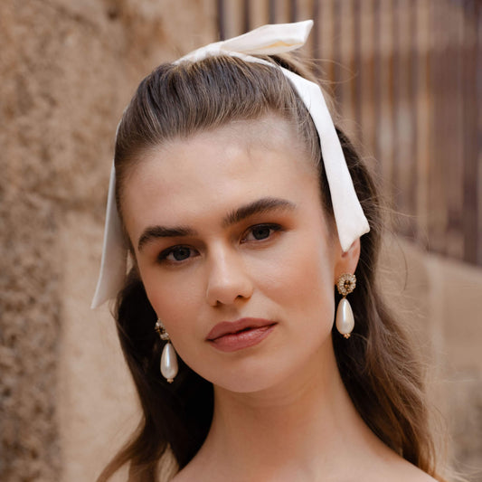 Boucles Yvonne perle — Boucles d'oreilles médaillon brodé et perle goutte — Bijoux Mariée Couture artisanal — Vue portée — Les Majestés