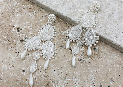 Boucles Sofia — Boucles d’oreilles brodées perles et nacre — Bijou Mariage Couture artisanal — Les Majestés