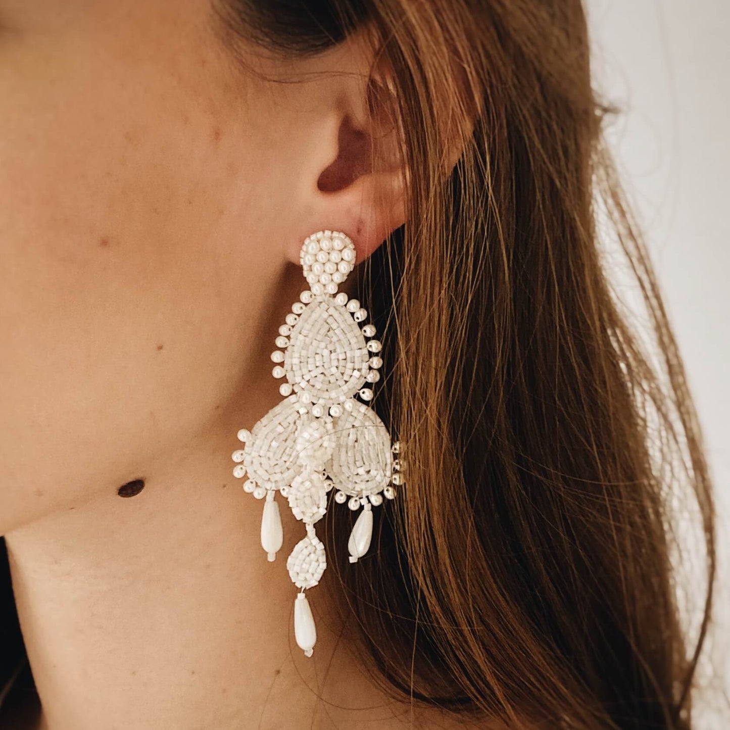 Boucles Sofia — Boucles d’oreilles brodées perles et nacre — Bijou Mariage Couture artisanal — Vue portée — Les Majestés