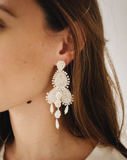 Boucles Sofia — Boucles d’oreilles brodées perles et nacre — Bijou mariée Couture artisanal — Vue portée — Les Majestés