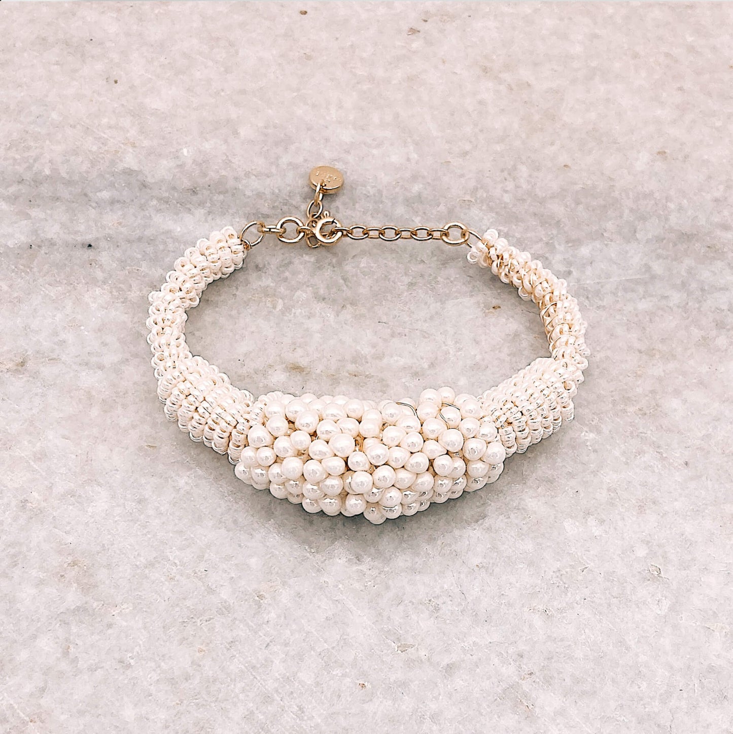 Bracelet Manon — Bracelet jonc perles ivoire— Bijou  mariée Couture artisanal — Vue portée — Les Majestés