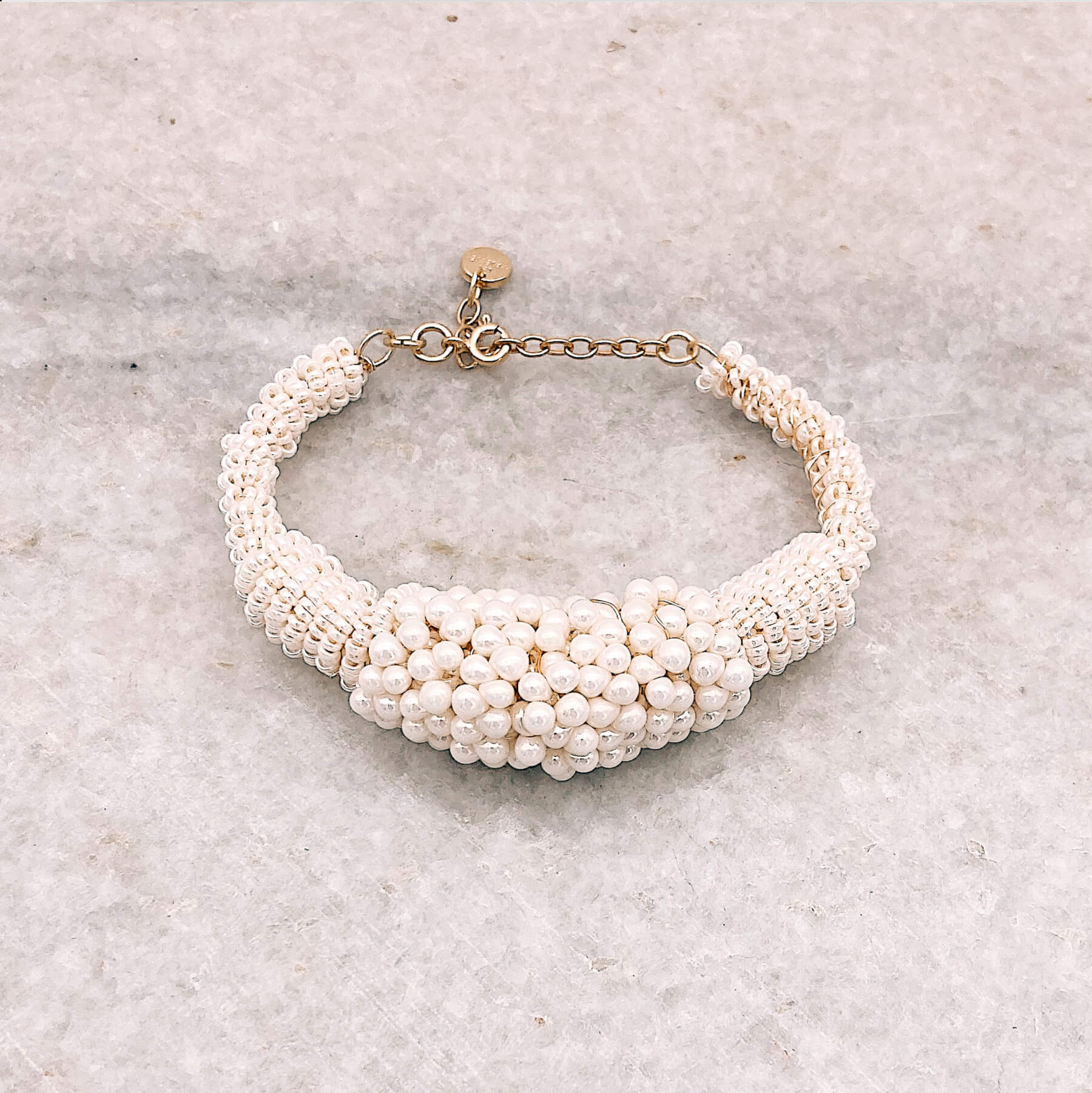 Bracelet Manon — Bracelet jonc perles ivoire— Bijou  mariée Couture artisanal — Vue portée — Les Majestés