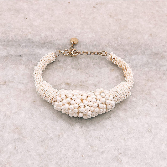 Bracelet Manon — Bracelet jonc perles ivoire— Bijou  mariée Couture artisanal — Vue portée — Les Majestés