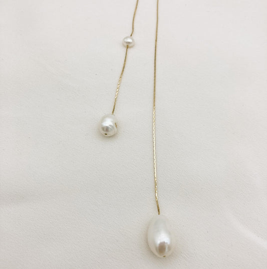 Chaine de dos FWP dorée — Chaîne de dos perles d'eau douce baroques — Bijou mariage Couture artisanal — Les Majestés