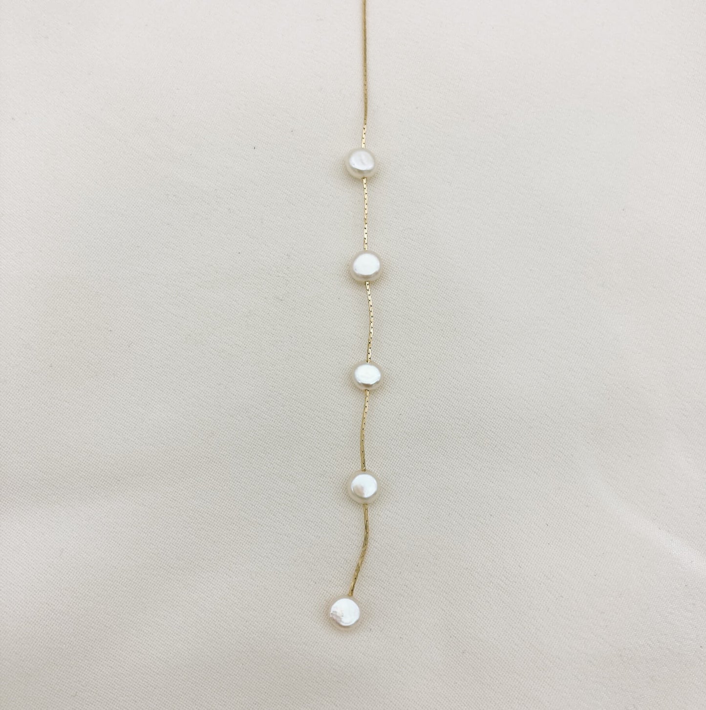 Chaine de dos GAIA— Chaîne de dos perles d'eau douce baroques — Bijou Mariage Couture artisanal — Vue détail — Les Majestés