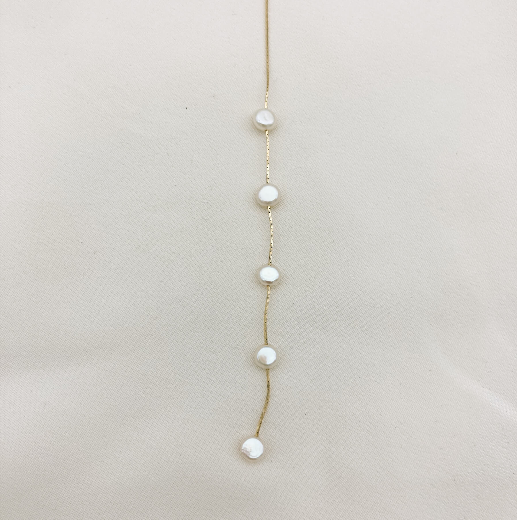 Chaine de dos GAIA— Chaîne de dos perles d'eau douce baroques — Bijou Mariage Couture artisanal — Vue détail — Les Majestés