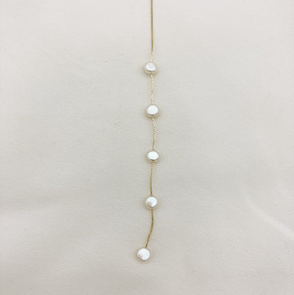 Chaine de dos GAIA— Chaîne de dos perles d'eau douce baroques — Bijou Mariage Couture artisanal — Vue détail — Les Majestés