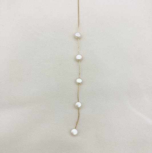 Chaine de dos GAIA— Chaîne de dos perles d'eau douce baroques — Bijou Mariage Couture artisanal — Vue détail — Les Majestés