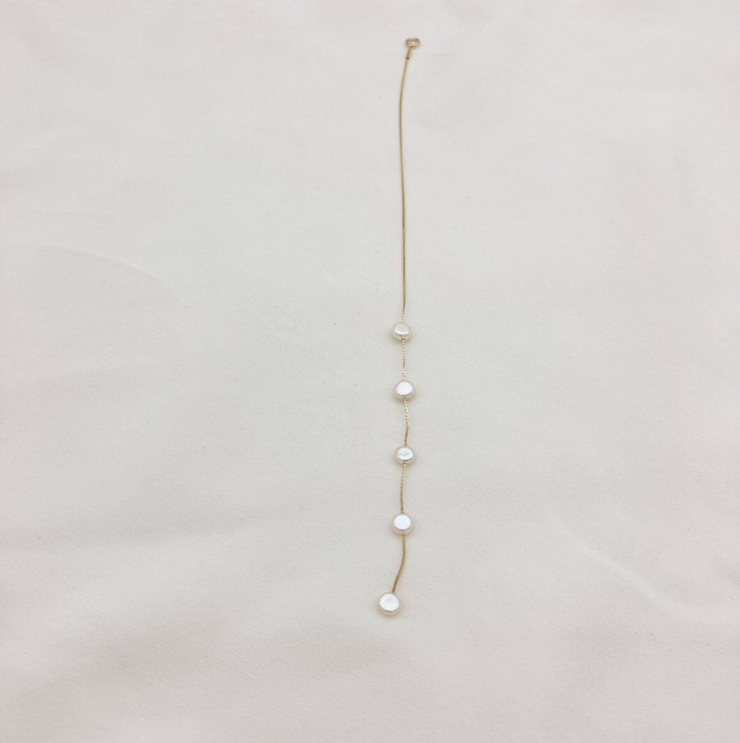 Chaine de dos GAIA— Chaîne de dos perles d'eau douce baroques — Bijou Mariée Couture artisanal — Vue détail — Les Majestés