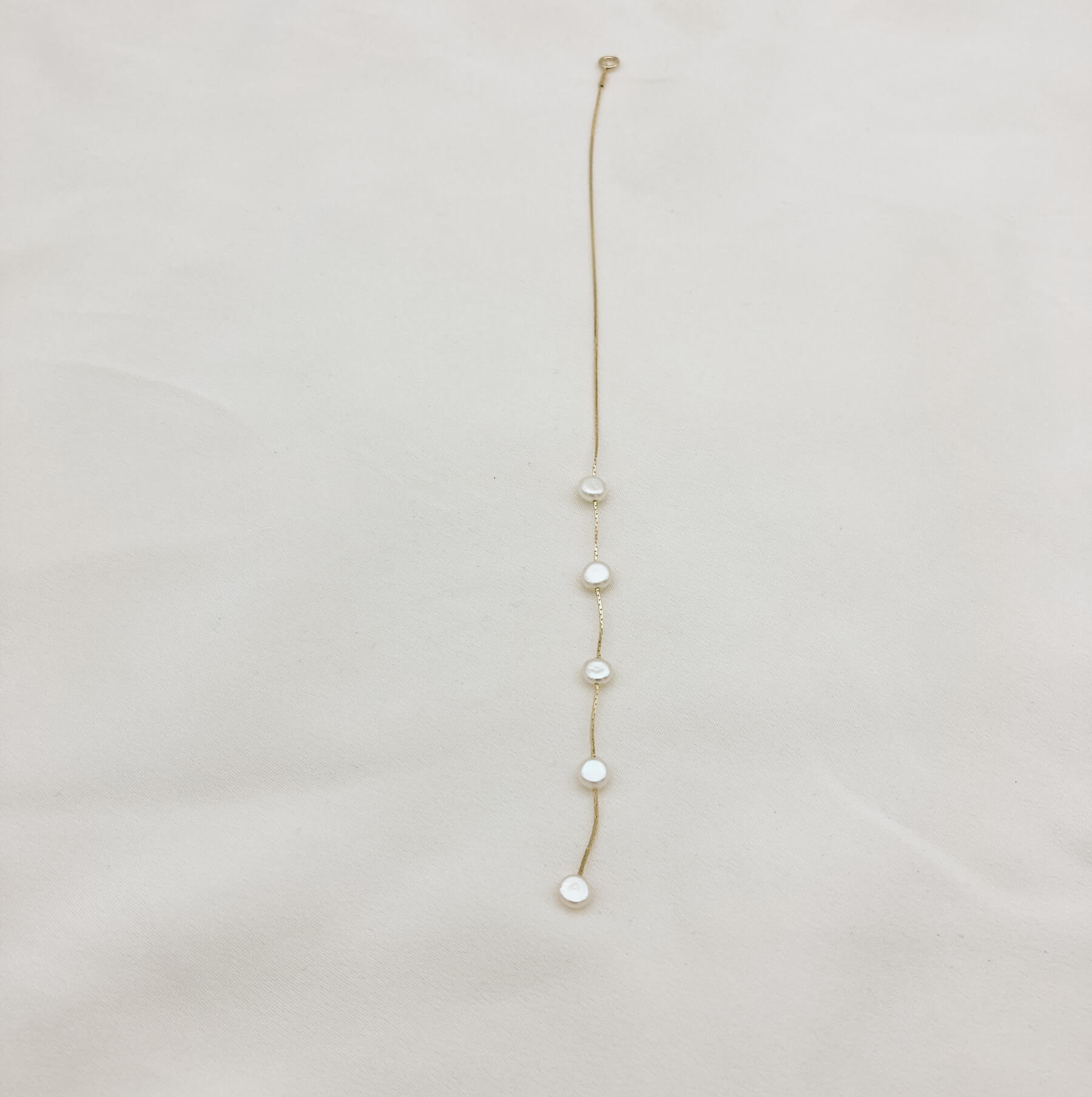 Chaine de dos GAIA— Chaîne de dos perles d'eau douce baroques — Bijou Mariée Couture artisanal — Vue détail — Les Majestés