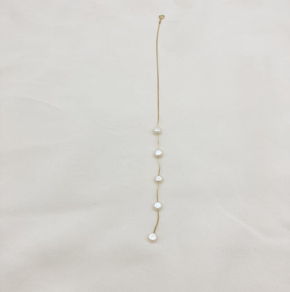 Chaine de dos GAIA— Chaîne de dos perles d'eau douce baroques — Bijou Mariée Couture artisanal — Vue détail — Les Majestés