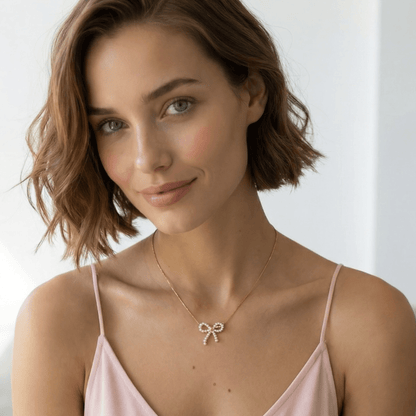 Collier Anita — Collier nœud de perles d'eau douce — bijou mariée artisanal — Vue portée — Les Majestés