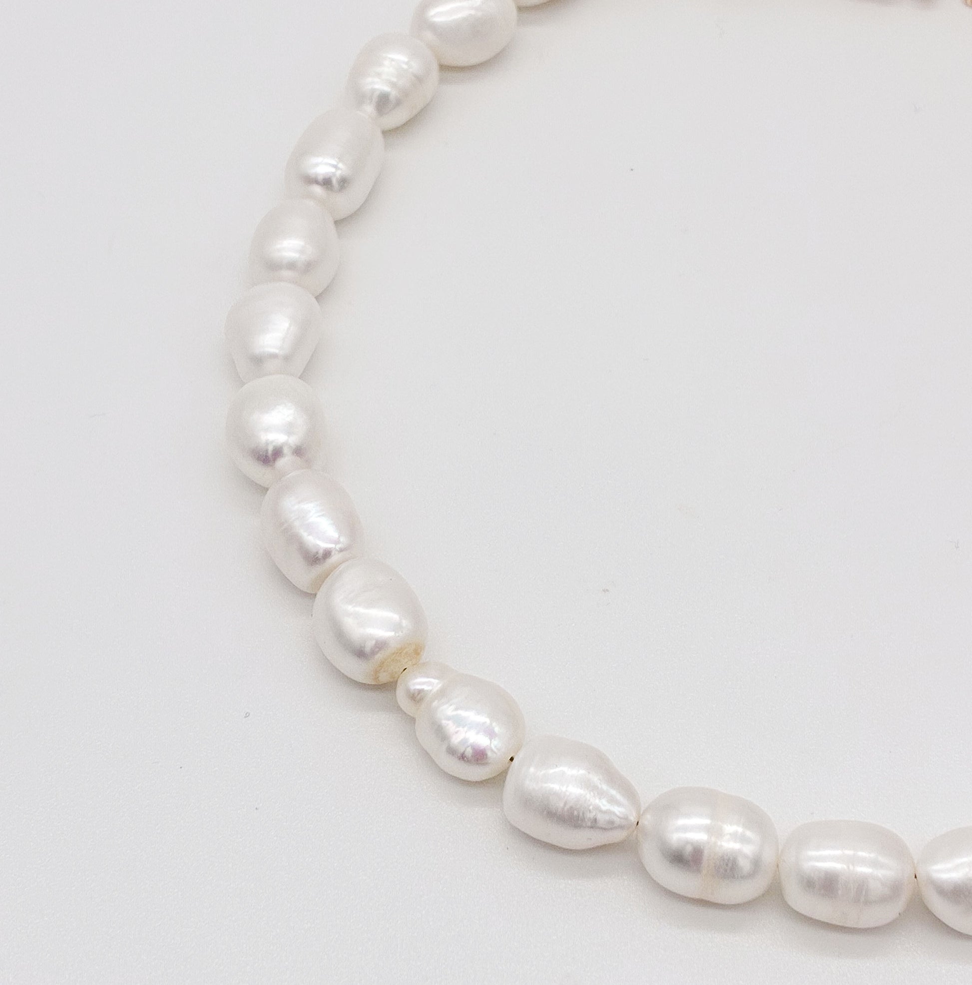 Collier choker Cassandre — Collier perles d'eau douce et ruban satin — bijou mariée artisanal — Vue détail — Les Majestés