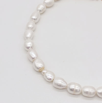 Collier choker Cassandre — Collier perles d'eau douce et ruban satin — bijou mariée artisanal — Vue détail — Les Majestés