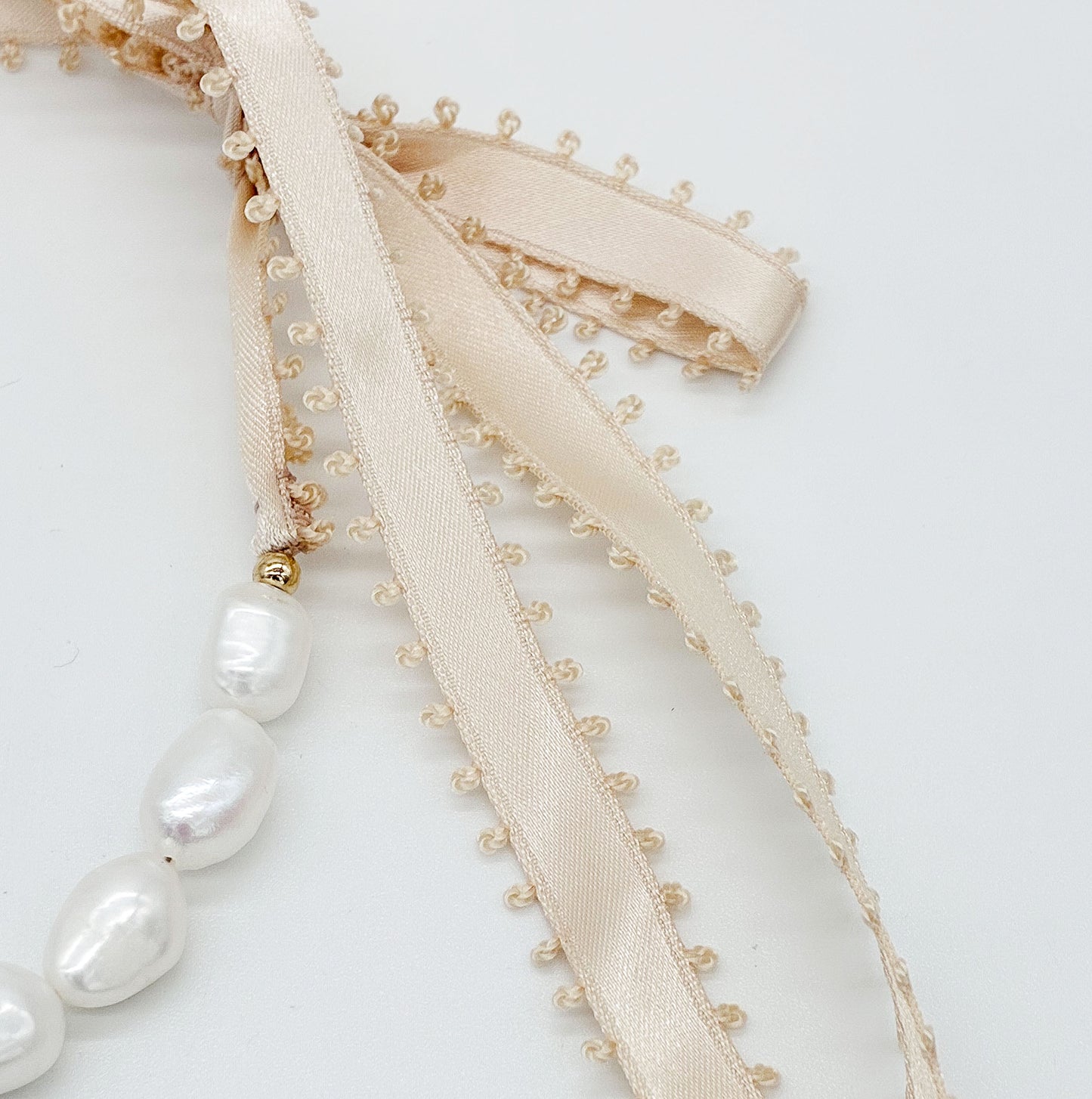Collier choker Cassandre — Collier perles d'eau douce et ruban satin — bijou mariée artisanal — Vue détail — Les Majestés