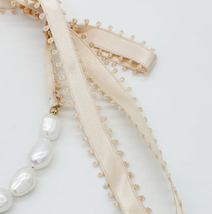 Collier choker Cassandre — Collier perles d'eau douce et ruban satin — bijou mariée artisanal — Vue détail — Les Majestés