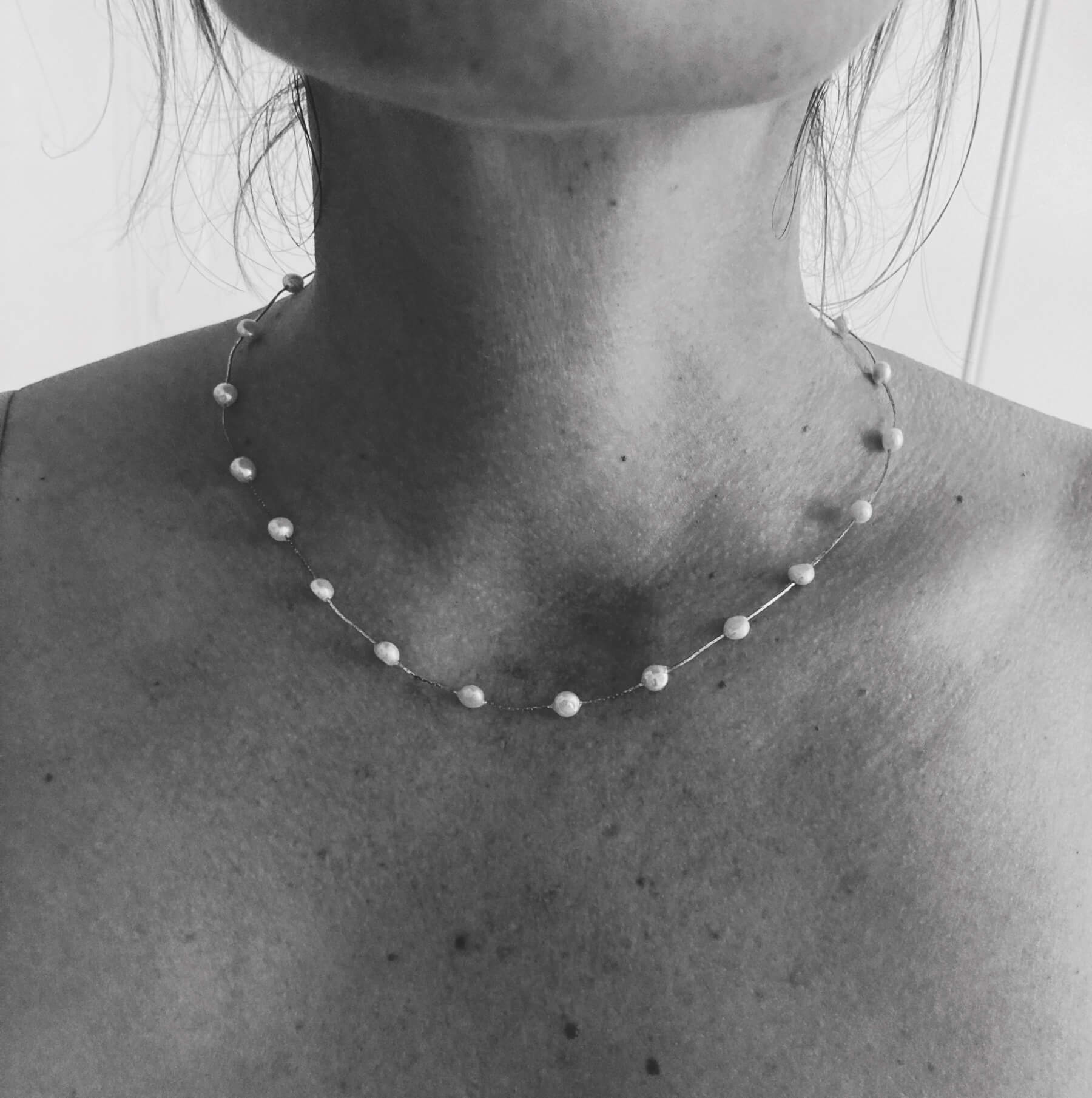 Collier GAIA —Collier perles d'eau douce baroques et chaîne fine— Bijou Mariée Couture artisanal — Vue portée — Les Majestés