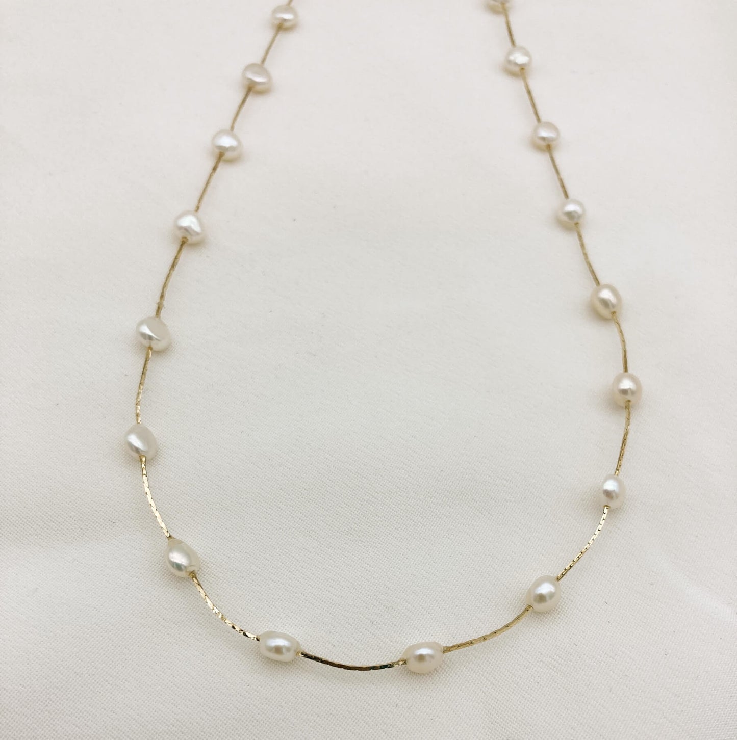Collier GAIA —Collier perles d'eau douce baroques et chaîne fine— Bijou Mariée Couture artisanal — Vue détail — Les Majestés