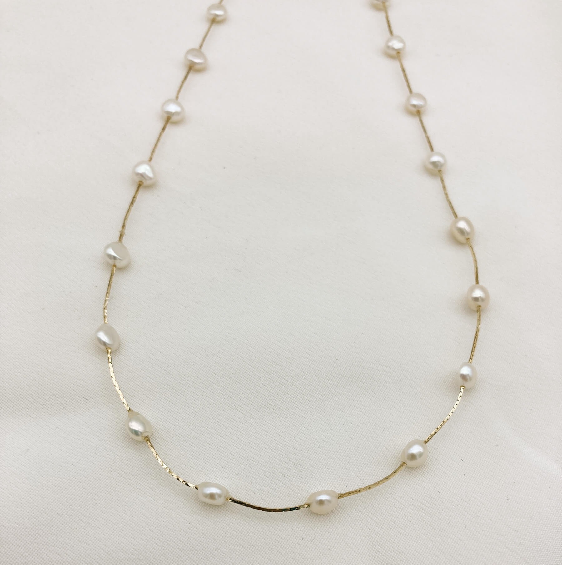 Collier GAIA —Collier perles d'eau douce baroques et chaîne fine— Bijou Mariée Couture artisanal — Vue détail — Les Majestés