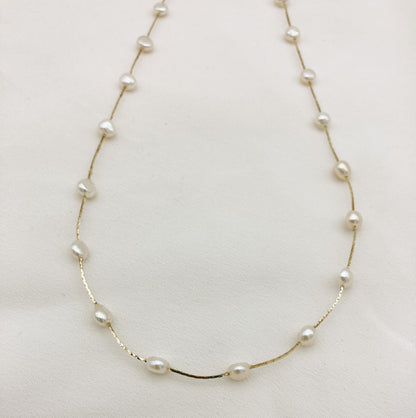 Collier GAIA —Collier perles d'eau douce baroques et chaîne fine— Bijou Mariée Couture artisanal — Vue détail — Les Majestés