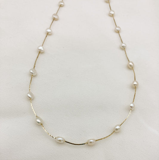 Collier GAIA —Collier perles d'eau douce baroques et chaîne fine— Bijou Mariée Couture artisanal — Vue détail — Les Majestés