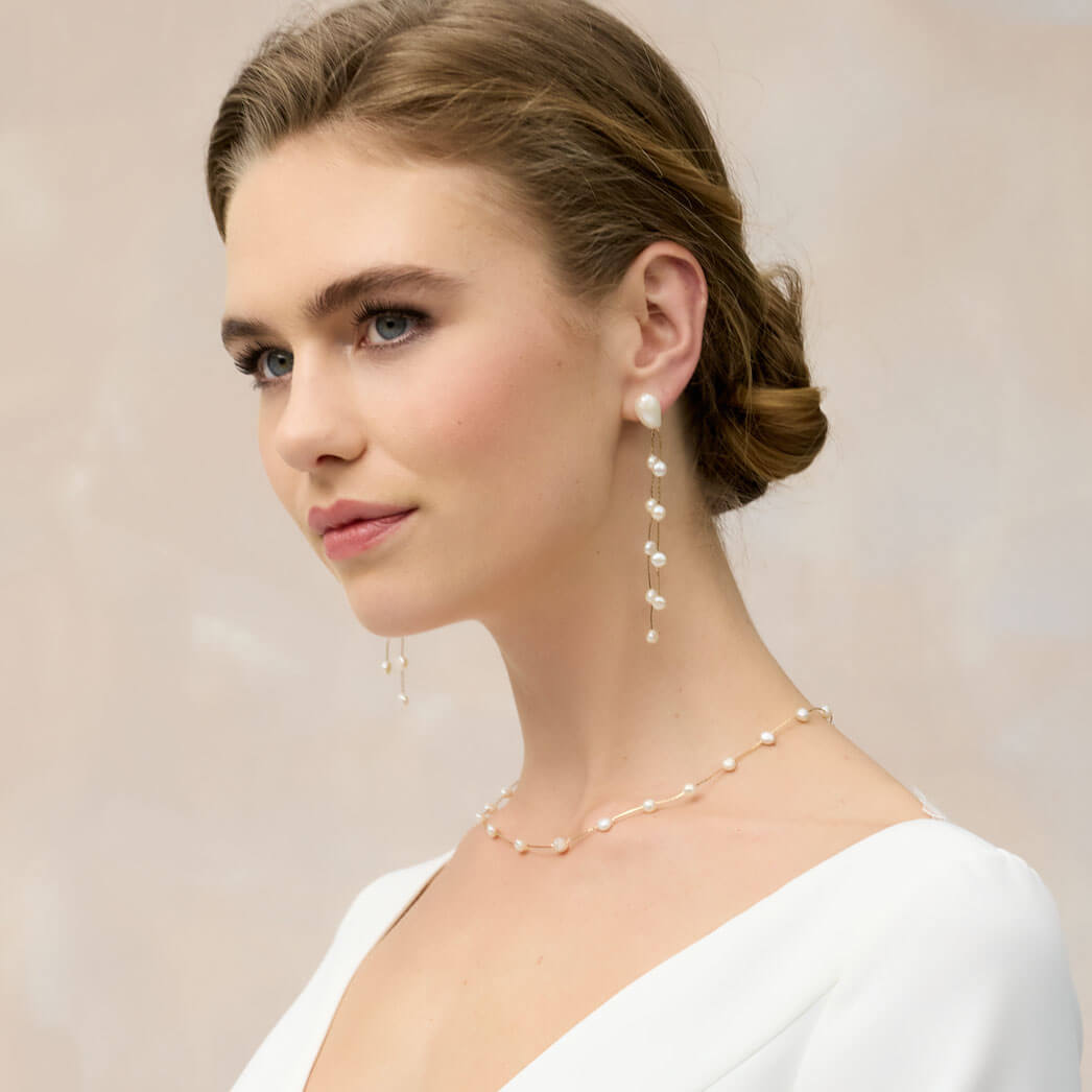 Boucles GAIA — Boucles d'oreilles perles baroques et double chaîne— Bijou Mariée Couture artisanal — Vue portée — Les Majestés