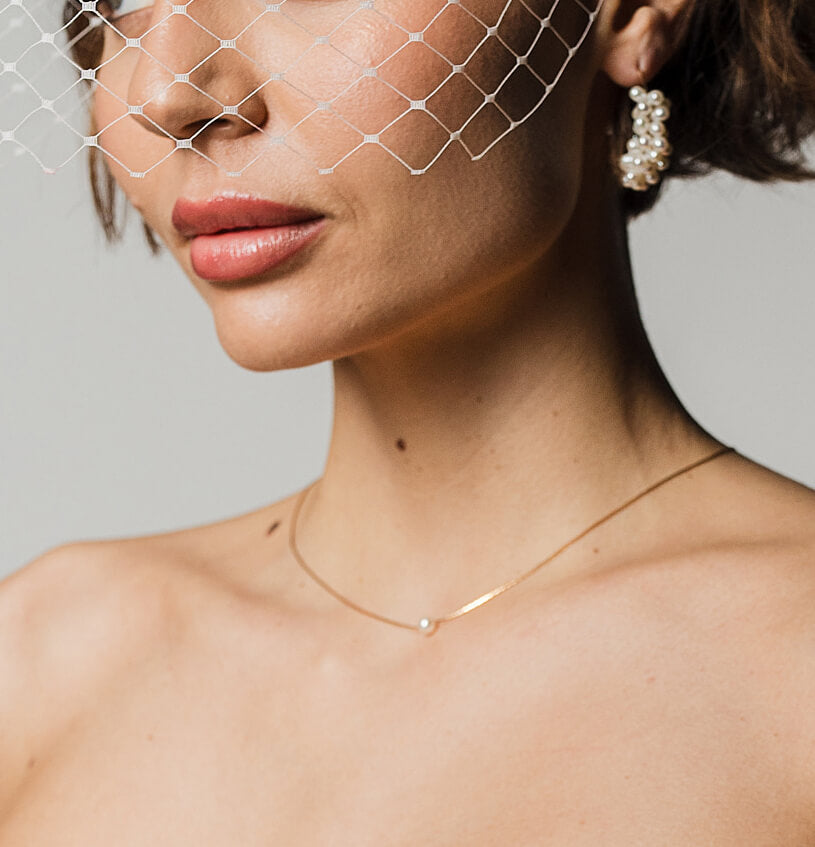 Collier et chaine de dos Lola — Collier et chaîne de dos perle nacrée Swarovski — Bijou mariage Couture artisanal — vue portée face— Les Majestés