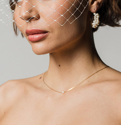 Collier et chaine de dos Lola — Collier et chaîne de dos perle nacrée Swarovski — Bijou mariage Couture artisanal — vue portée face— Les Majestés
