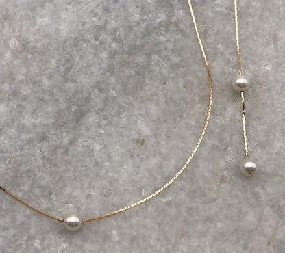 Collier et chaine de dos Lola — Collier et chaîne de dos perle nacrée Swarovski — Bijou mariée Couture artisanal — vue détail — Les Majestés