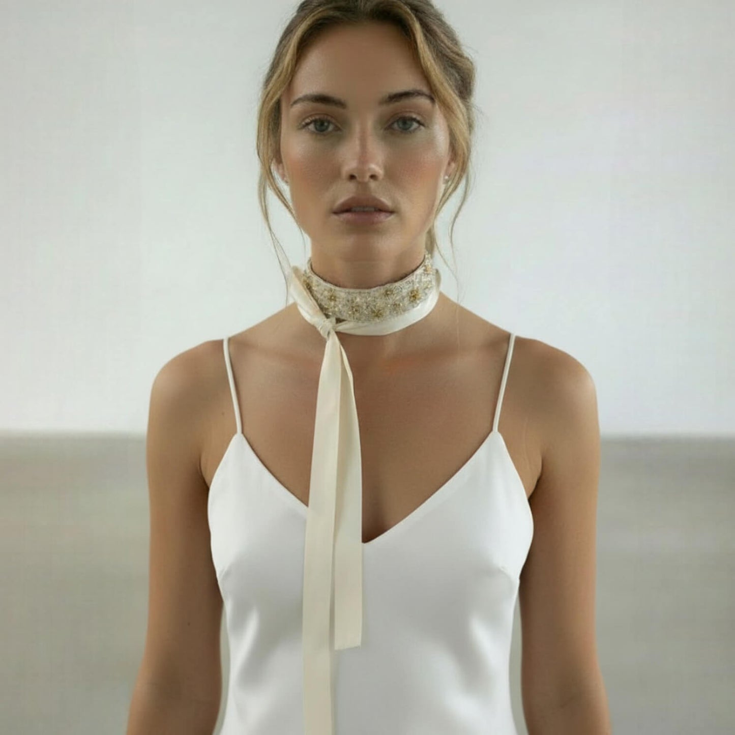 Collier choker Louise — Collier et accessoire de cheveux brodé soie & perles — bijou mariage artisanal — Vue portée — Les Majestés