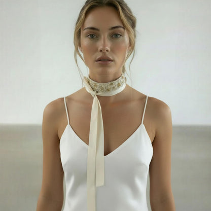 Collier choker Louise — Collier et accessoire de cheveux brodé soie & perles — bijou mariage artisanal — Vue portée — Les Majestés
