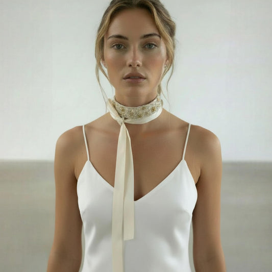 Collier choker Louise — Collier et accessoire de cheveux brodé soie & perles — bijou mariage artisanal — Vue portée — Les Majestés