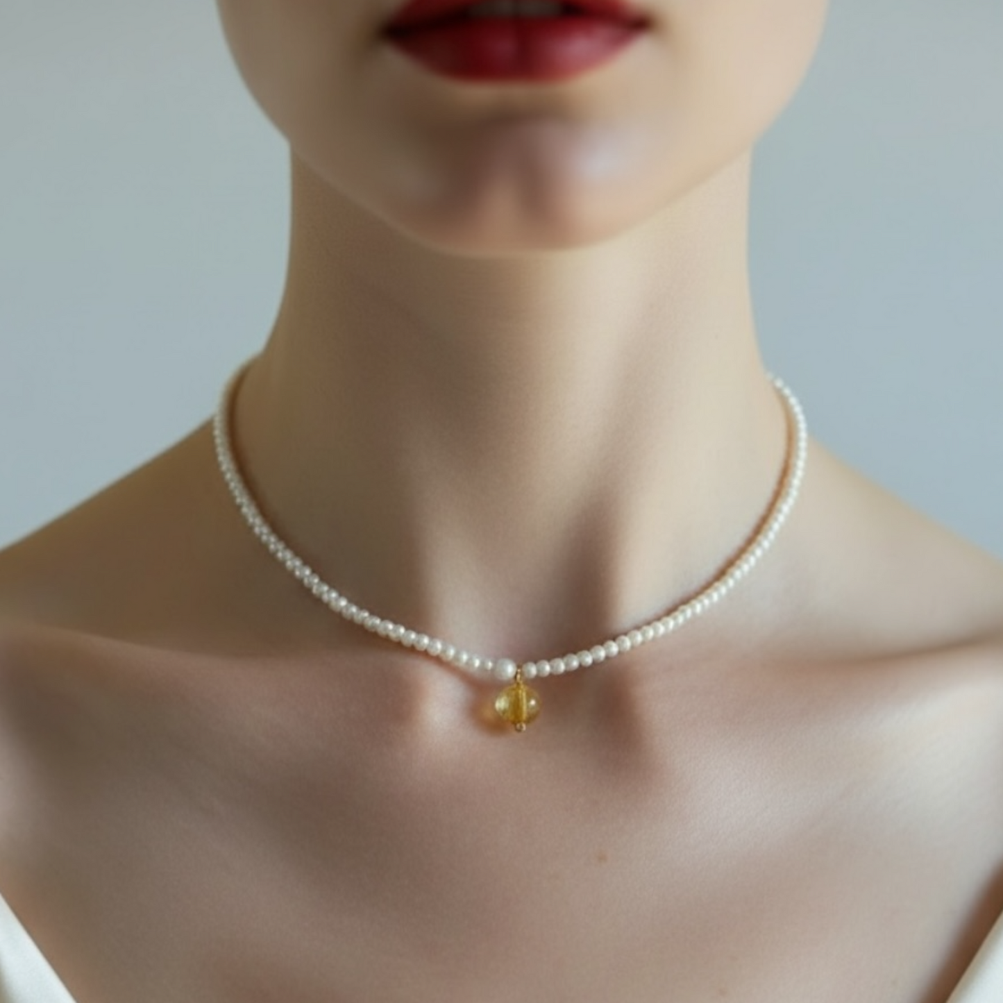 Collier perles d'eau douce et Murano NICOLE — bijou mariage artisanal — Vue portée — Les Majestés