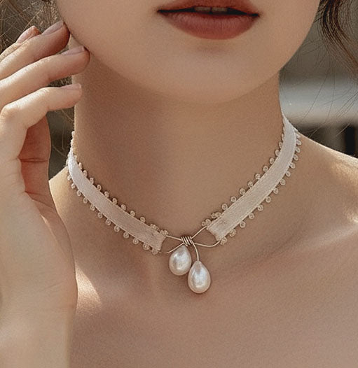 Collier choker Simone— Collier choker ruban picot et perles baroques — Bijou mariée artisanal —  Vue portée — Les Majestés