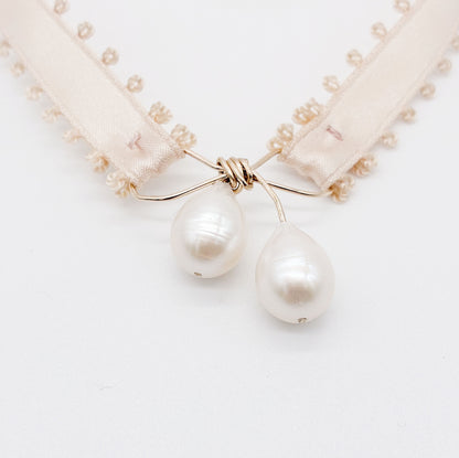 Collier choker Simone— Collier choker ruban picot et perles baroques — Bijou Mariage artisanal —  Vue détail — Les Majestés